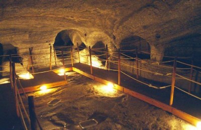 Οι εντυπωσιακές κατακόμβες της Μήλου, όπου θάφτηκαν 8 χιλιάδες χριστιανοί. Έχουν μήκος 184 μέτρα και τις έχτισαν οι δούλοι των ορυχείων που ήταν χριστιανοί