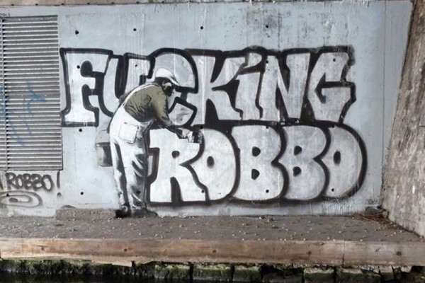 Ο Banksy πρόσθεσε τα τρία γράμματα "Fuc"