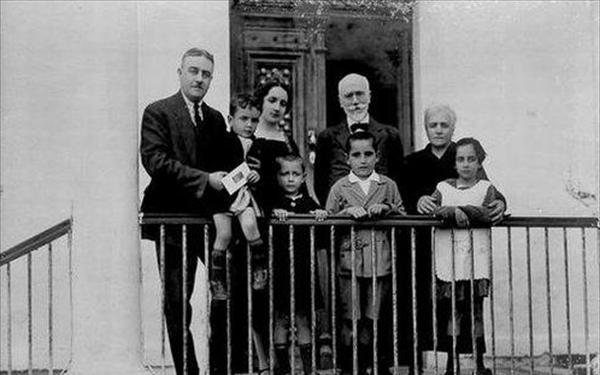 Ένα από τα παιδάκια δίπλα στον Βενιζέλο έγινε πρωθυπουργός της Ελλάδας; Αναγνωρίζετε ποιο είναι;