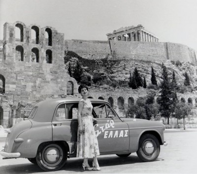 Το “παγωμένο” χαμόγελο της Σταρ Ελλάς 1953 μπροστά στο αυτοκίνητο – έπαθλο. Είχαν προηγηθεί επεισόδια από ιερείς και φανατικούς πιστούς, ενώ οι θεατές πετούσαν σάντουιτς στην πασαρέλα
