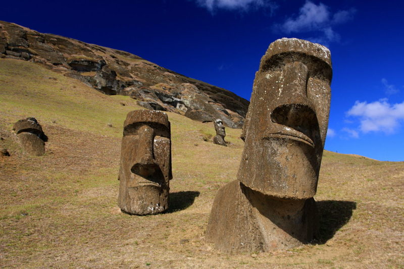 Τι κρύβουν τα μυστηριώδη γλυπτά στο Νησί του Πάσχα; Δεν έχουν μόνο τεράστια κεφάλια, αλλά και σώμα μέσα στη γη!