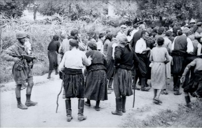 Άμαχοι Κρητικοί οδηγούνται προς εκτέλεση από Γερμανούς αλεξιπτωτιστές.