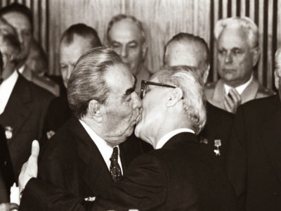 Το φιλί στο στόμα των συντρόφων Μπρέζνιεφ και Χόνεκερ. Μια εθιμοτυπική διαδικασία που δήλωνε την ισχύ και την αλληλεγγύη του ανατολικού μπλοκ
