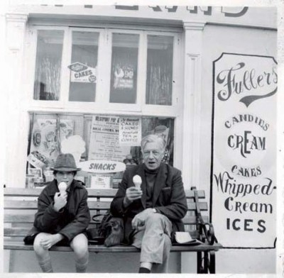 Ποιος είναι ο μικρός που τρώει το παγωτό του δίπλα στον πατέρα του και εθνικό ποιητή της Αγγλίας; Όταν μεγάλωσε τον ξεπέρασε σε φήμη και έγινε ένας ταλαντούχος ηθοποιός