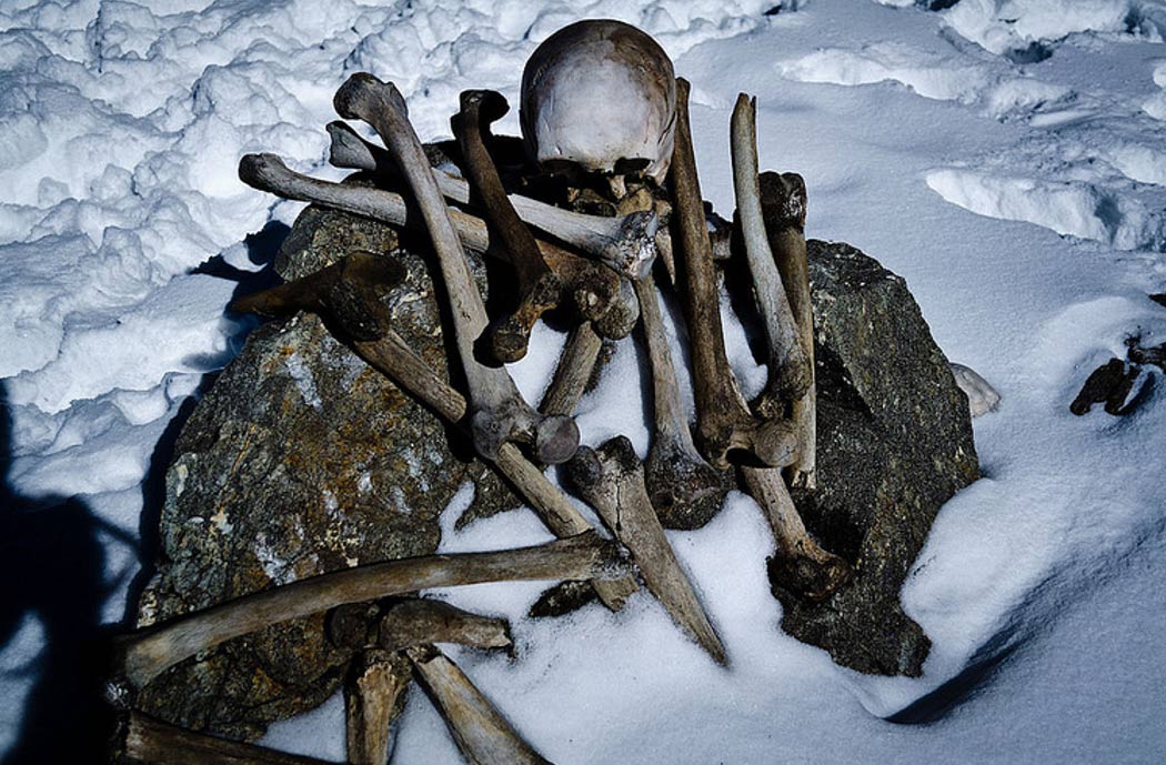 Το μυστήριο της «λίμνης με τους σκελετούς»στα Ιμαλάια, που αποκαλύπτονται κάθε καλοκαίρι. Μετά από έρευνες δεκαετιών οι επιστήμονες βρήκαν την αιτία θανάτου για 200 ανθρώπους