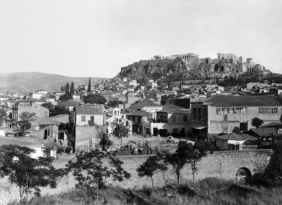 Αθήνα, 25 Μαΐου 1931, πρώτη ημέρα των ανασκαφών στην Αρχαία Αγορά, στην πλατεία της συνοικίας της Βλασσαρούς μπροστά από την ομώνυμη εκκλησία