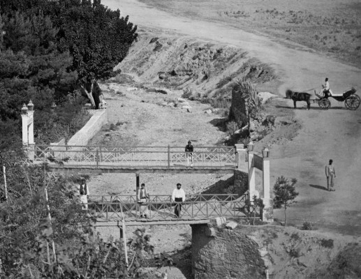  Η συνέχεια της αρχικής φωτογραφίας του Πέτρου Μωραΐτη. ελήφθη το 1870 στα γεφύρια του Ιλισού 