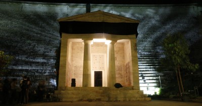 Ο αρχαιοελληνικός ναός στα θεμέλια του φράγματος του Μαραθώνα. “Ξορκίζει” την λειψυδρία και είναι αντίγραφο των ναού των Αθηναίων στους Δελφούς