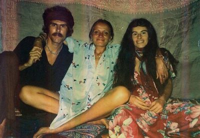 Η συγκινητική και αποκαλυπτική συνάντηση των χίπις μετά από 40 χρόνια. Έζησαν την απόλυτη ελευθερία και τον έρωτα στην παραλία Goa της Ινδίας στις αρχές του 70′