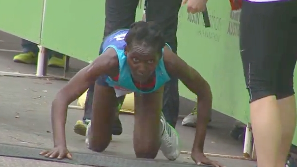 Ο συγκλονιστικός τερματισμός μιας 29χρονης Νιγηριανής σε μαραθώνιο αγώνα. Τερμάτισε μπουσουλώντας! (βίντεο)