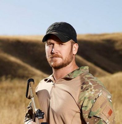 Κρις Κάιλ. Ο American Sniper που σκότωσε 255 αντιπάλους στον πόλεμο του Ιράκ. Έγινε ταινία από τον Κλιντ Ίστγουντ και δολοφονήθηκε στην Αμερική από άλλον βετεράνο του πολέμου