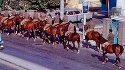 Σε ποιο πολυσύχναστο δρόμο της Αθήνας κυκλοφορούσε το ιππικό το 1963; Η Ελλάδα του χθες μέσα από τον φακό ενός φιλέλληνα που διαφημίζει τη χώρα σε όλο τον κόσμο