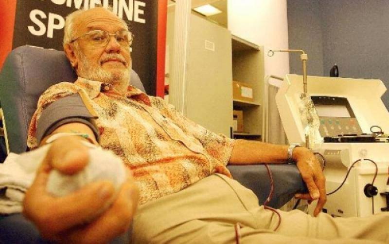 “Ο άνθρωπος με το χρυσό χέρι” έδωσε για τελευταία φορά αίμα. Έχει σώσει τη ζωή τουλάχιστον 2 εκατομμυρίων νεογνών εξαιτίας μιας σπάνιας σύνθεσης στο αίμα του που θεραπεύει θανατηφόρα αναιμία