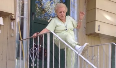 Η 89χρονη γιαγιά που μάγεψε το ίντερνετ με τον υπέροχο χορό της (βίντεο)