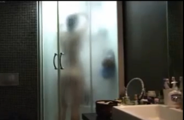 Ποια είναι η αντίδραση αυτής της γυναίκας που κάνει μπάνιο, όταν δυο διαρρήκτες εισβάλουν στο διαμέρισμά της