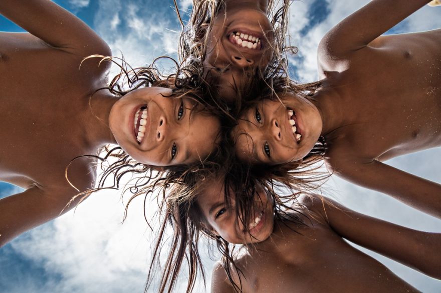 Μήπως αυτά είναι τα πιο ευτυχισμένα παιδιά στον κόσμο;  Όλη μέρα κάνουν βουτιές, οι γονείς τους δεν έχουν ηλικία και η πατρίδα τους δεν έχει σύνορα