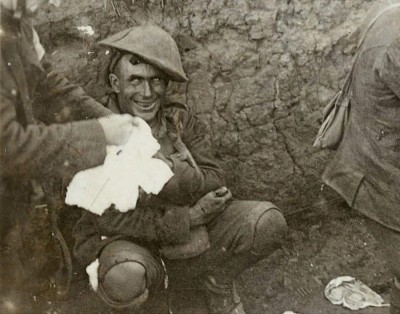 Το “τρελό” βλέμμα ενός στρατιώτη του Α΄ Παγκοσμίου Πολέμου. Έχει πάθει σοκ από το χάος και τη φρίκη, όπως και αμέτρητοι συμπολεμιστές του