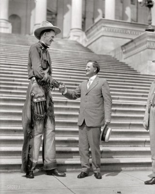 Ο καουμπόι που ήταν ο ψηλότερος άνθρωπος στον κόσμο, αλλά δεν μπορούσε να στρατευθεί και να κάνει απλές κινήσεις. Τελικά έγινε νούμερο σε τσίρκο