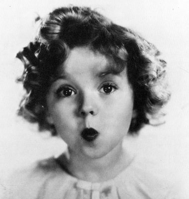 Σίρλεϊ Τεμπλ. Η πιτσιρίκα που έγινε κούκλα και πούλησε 6 εκατομμύρια κομμάτια! Πήρε Όσκαρ σε ηλικία 7 ετών και “σύνταξη” στα 22. “Το παιδί θαύμα” μίλησε για τη μαστεκτομή της το 1972