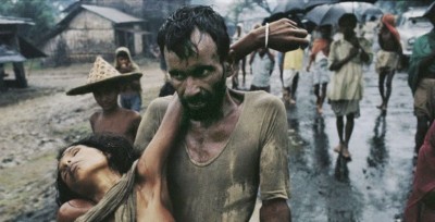 Η φωτογραφία που συγκλόνισε τη Δύση για τη γενοκτονία 3 εκατ. ανθρώπων στο Μπαγκλαντές. Ένας άντρας μεταφέρει την ετοιμοθάνατη γυναίκα του μακριά από το πεδίο του πολέμου