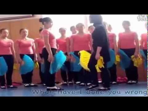 Δασκάλα χορού χτυπά με ραβδί, βρίζει και απειλεί μικρές μαθήτριες. Όταν δεν εκτελούν σωστά τις κλωτσά. Ένα βίντεο που αποκαλύπτει κάποιες προπονητικές μεθόδους