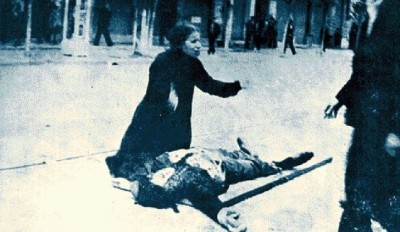 Η ιστορία της φωτογραφίας με τη μάνα που θρηνεί τον δολοφονημένο γιο της. Ο “ματωμένος Μάης των εργατών” στη Θεσσαλονίκη, ενέπνευσε τον Ρίτσο να γράψει τον “Επιτάφιο” (βίντεο)