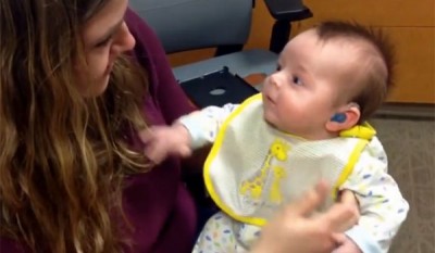 Δείτε την αντίδραση ενός κωφού μωρού που άκουσε για πρώτη φορά τη φωνή της μητέρας του σε ηλικία 3 μηνών!