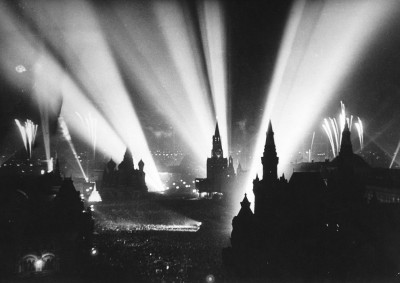 Σε ποια πόλη η νύχτα έγινε μέρα από τα φώτα της “μεγάλης νίκης” και το πλήθος ξεχύθηκε τα ξημερώματα στη μεγάλη πλατεία; Ήταν από τις πιο μαρτυρικές του Β΄Παγκοσμίου Πολέμου