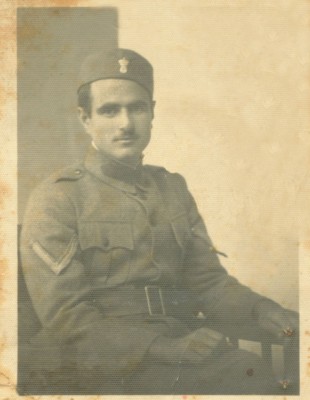Ο Έλληνας υπαξιωματικός που έμεινε τυφλός από τα πυρά των Γερμανών. Του έσωσε τη ζωή ένας Γερμανός γιατρός που τον επισκέφθηκε και μετά τη συνθηκολόγηση