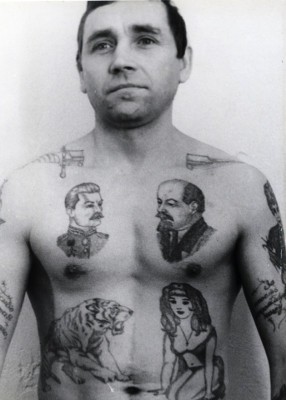 Τατουάζ των φυλακισμένων της ΕΣΣΔ. Γιατί ζωγράφιζαν τον Στάλιν και τον Λένιν; Τι συμβόλιζαν τα στιλέτα, οι νεκροκεφαλές, οι επωμίδες και τα μάτια πάνω από το πέος;