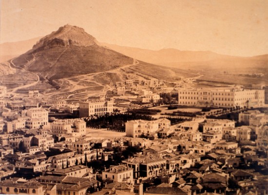 Η πλατεία Συντάγματος και ο Λυκαβηττός, γύρω στα 1865.Δημήτριος Κωνσταντίνου. Φωτογραφικό Αρχείο Μουσείου Μπενάκη.