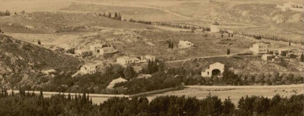 Αθήνα 1874. Λεπτομέρεια από : "Vue panoramique d'Athènes prise de Licabette." Φωτογράφος: Pascal Sebah [γεν. 1823 – † 1886] Δράση στην Ελλάδα: 1870 -1874 Η περιοχή Μετς με τον μύλο του Αργυρίου. Σε πρώτο επίπεδο η σκηνή του παριλίσιου θεάτρου "Παράδεισος". ¨Ηταν περίπου εκεί που είναι σήμερα ο 'Ομιλος Αντισφαιρίσεως Αθηνών. Λειτούργησε από το 1873 έως και το 1896.