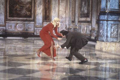 Όταν το Βατικανό καταδίκασε τη Ραφαέλα Καρά για άσεμνη εμφάνιση στην τηλεόραση. Η πρωτοποριακή παρουσιάστρια αγάπησε τους Έλληνες και χόρεψε συρτάκι με τον Ντέμη Ρούσσο