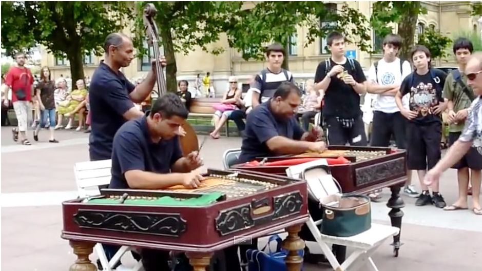 Ακούστε μια εκπληκτική διασκευή του Ζορμπά από πλανόδιους καλλιτέχνες που παίζουν στo San Sebastian της Ισπανίας