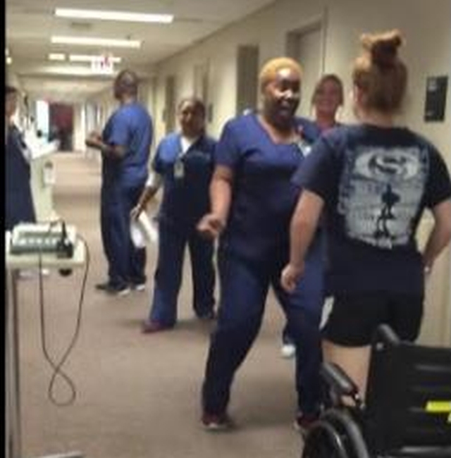 Δείτε πως αντέδρασε μια νοσοκόμα όταν παράλυτη ασθενής περπάτησε μπροστά της (βίντεο)