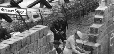 Στρατιώτες απειλούσαν τους εργάτες ότι θα τους πυροβολήσουν, αν δεν συνεργαστούν, στο τείχος του Βερολίνου. Ο στρατιώτης που πήδηξε το συρματόπλεγμα την τελευταία στιγμή