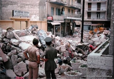 Σπάνιες φωτογραφίες από τον φονικό σεισμό του 1978 στη Θεσσαλονίκη. Το άγνωστο δίλημμα του Κωνσταντίνου Καραμανλή να εκκενώσει ή όχι την πόλη