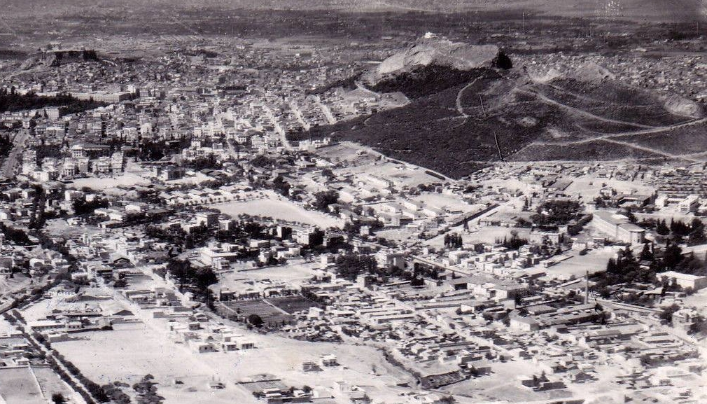 Και όμως η Αθήνα μέχρι το 1932 είχε ακόμα χωράφια. Μπορείτε να διακρίνετε ποιες περιοχές εικονίζονται;