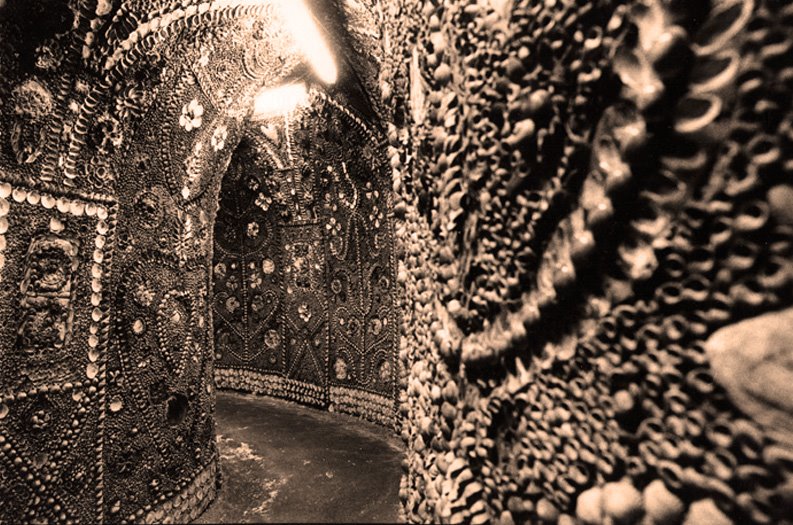 Ο μυστηριώδης υπόγειος “ναός” που χτίστηκε με εκατομμύρια όστρακα. Οι επιστήμονες δεν έχουν δώσει απαντήσεις και κάποιοι επιστράτευσαν ακόμα και μέντιουμ για “επικοινωνία” με τα πνεύματα