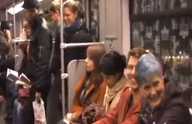 Τελικά το γέλιο είναι μεταδοτικό! Μια γυναίκα άρχισε να γελά σε βαγόνι του μετρό και μεταδόθηκε σε όλους τους επιβάτες. Δείτε το βίντεο