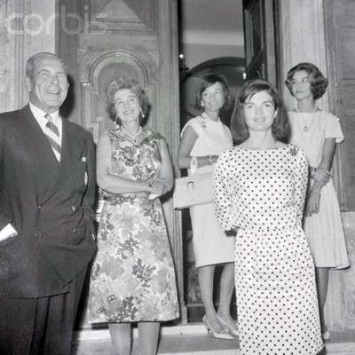 Τατόϊ. Πέμπτη, 3 Οκτωβρίου 1963. Ανεπίσημη επίσκεψη της Ζακλίν Κέννεντυ στην εξοχική κατοικία της βασιλικής οικογένειας για απογευματινό τσάϊ. Λίγο αργότερα, στις 22 Νοεμβρίου του 1963, θα δολοφονηθεί ο σύζυγός και Πρόεδρος των ΗΠΑ Τζών Κέννεντυ. Στη φωτογραφία - στη εξώθυρα της οικίας - απεικονίζονται από αριστερά προς τα δεξιά: Ο Βασιλιάς Παύλος, η Βασίλισσα Φρειδερίκη, η αδελφή της Ζακλίν, Πριγκήπισσα Lee Radziwill, η Ζακλίν Μπουβιέ-Κέννεντυ (με το πουά φόρεμα) και η Πριγκήπισσα Ειρήνη.