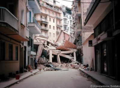 Ο φονικός σεισμός στη Θεσσαλονίκη τον Ιούνιο του 1978. Από τότε καθιερώθηκε το μαρκάρισμα των επικίνδυνων κτιρίων με χρώματα (βίντεο με μαρτυρίες)