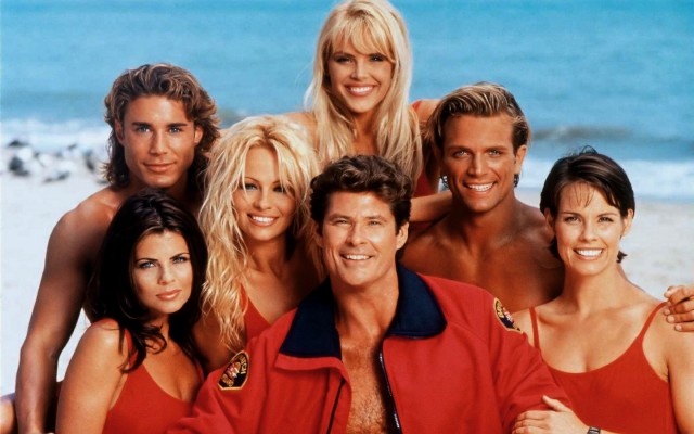 Baywatch. Η σειρά που συνεργαζόταν με το Playboy, το οποίο έβρισκε στους παραγωγούς όμορφα κορίτσια. Γιατί σκότωσαν τον χαρακτήρα του Χάσελχοφ;