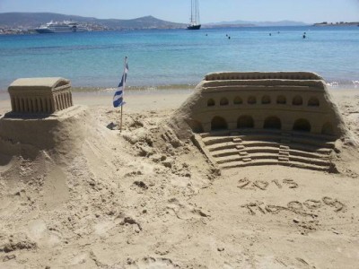 Ένας τουρίστας χτίζει στην άμμο “Παρθενώνες”. Το έργο τέχνης, που φτιάχτηκε στην Πάρο και σαρώνει το διαδίκτυο