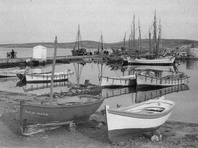 Το 1935 ήταν ένα γραφικό λιμανάκι με μερικές βαρκούλες. Σήμερα είναι κοσμοπολίτικος προορισμός. Έχει σύμβολο την εκκλησία που ο θρύλος λέει ότι η Αγία Ελένη έκανε τάμα για να βρει τον Τίμιο Σταυρό