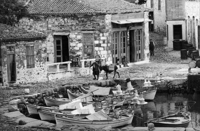 Ποιο είναι το γραφικό λιμανάκι που έπινε τον καφέ του ο Ηλίας Βενέζης; Σήμερα είναι από τους πιο υπέροχους παραδοσιακούς οικισμούς του Αιγαίου (βίντεο)