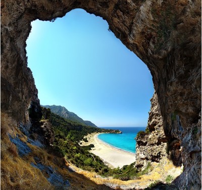 Το “Διαβολολίμανο”. Η κρυφή παραλία με τα γαλαζοπράσινα νερά, όπου βρίσκουν καταφύγιο οι φώκιες Μονάχους – Μονάχους και οι εξερευνητές