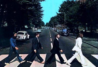 Ο τουρίστας με το κουστούμι που έγινε κατά λάθος εξώφυλλο με τους Beatles στο θρυλικό άλμπουμ “Abbey Road”. Ούτε τα παιδιά του δεν τον πίστευαν…
