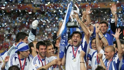 Το “πειρατικό” που έκανε την Ευρώπη να παραμιλάει! Η Ελλάδα νίκησε στον τελικό την Πορτογαλία του Ρονάλντο 1-0 και αναδείχτηκε πρωταθλήτρια στο Euro 2004. Το Ευρωπαϊκό που ένωσε τους Έλληνες