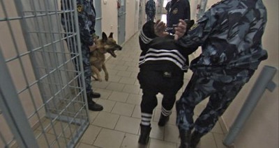 Μαύρο Δελφίνι, οι φυλακές  υψίστης ασφαλείας που δεν απέδρασε κανείς. Οι κρατούμενοι απαγορεύεται να ξαπλώσουν για 16 ώρες και περπατούν σκυφτοί με χειροπέδες